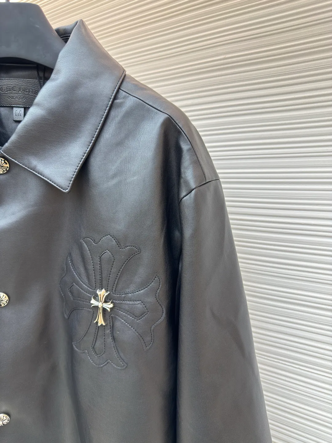 Chrome Hearts Cross Silver Leather Jacket ●Item No.: 1680457-C65 ●Material: black pebbled leather fabric ●Technology: patch embroidery ●Version: loose fit ●Weight: about 875 grams ●Size: S-M-L ●Description: The fabric is custom-woven using black pebbled genuine leather. Customized silk jacquard logo lining. Customized 925 silver cross. Embroidery is processed by TAJIMA machine. Patch embroidery process. Customized leather trademark. Customized leather size. Customized 5.8cm metal logo label. Customized 18mm four-button buckle. Customized 18mm two-button button. Customized accessories. Same style for men and women. Full of street feel. Very good workmanship details. The overall wiring is straight and delicate, the fabric is comfortable and soft, and the color is consistent without color difference. It can be matched with the same style to create a fashionable look and control various occasions. Customized accessories, complete with three standards, same style for men and women!